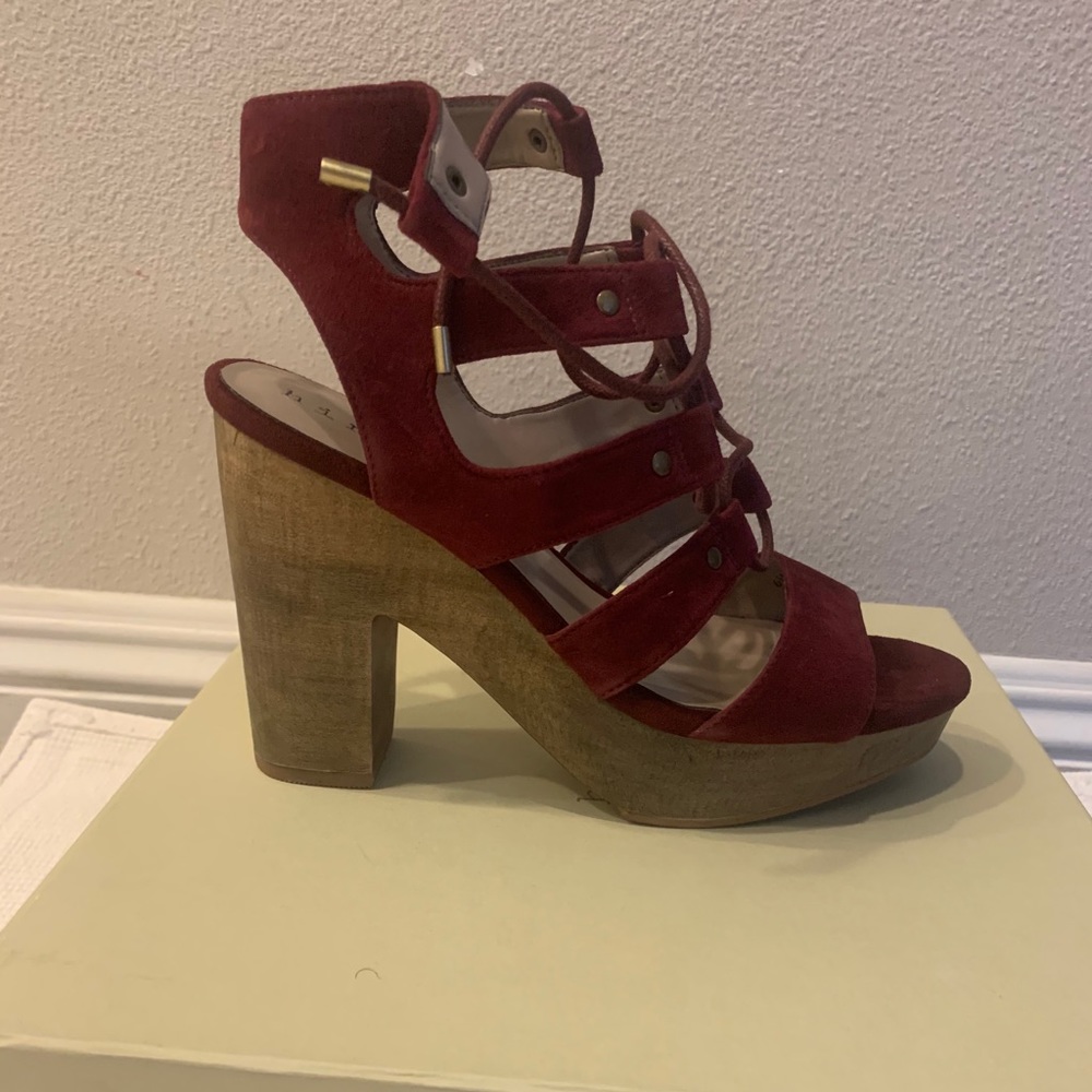 Hinge platform heels